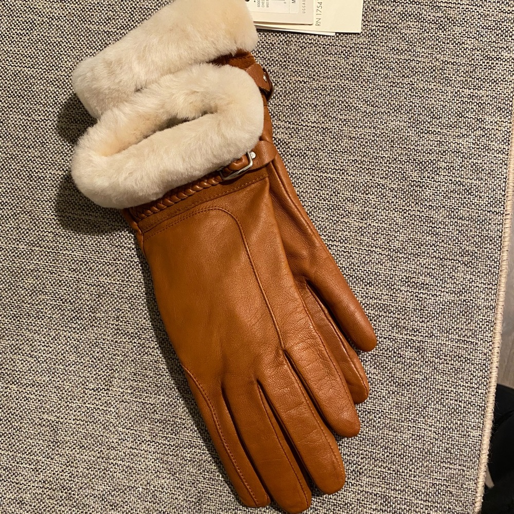 Women gloves. Chestnut color. Leather outside, cashmere inside with white fur.